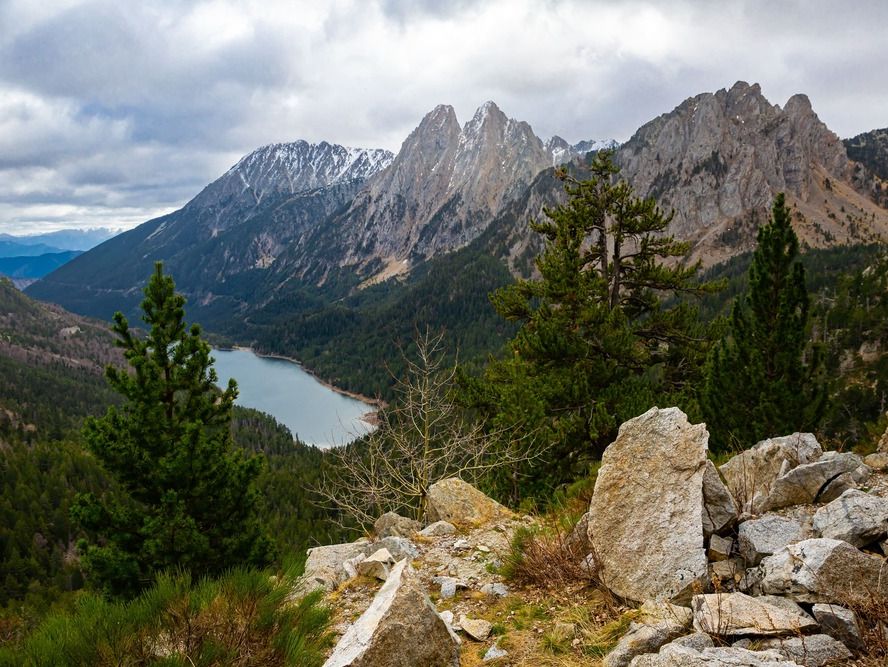 montaña y lago visto desde mirador